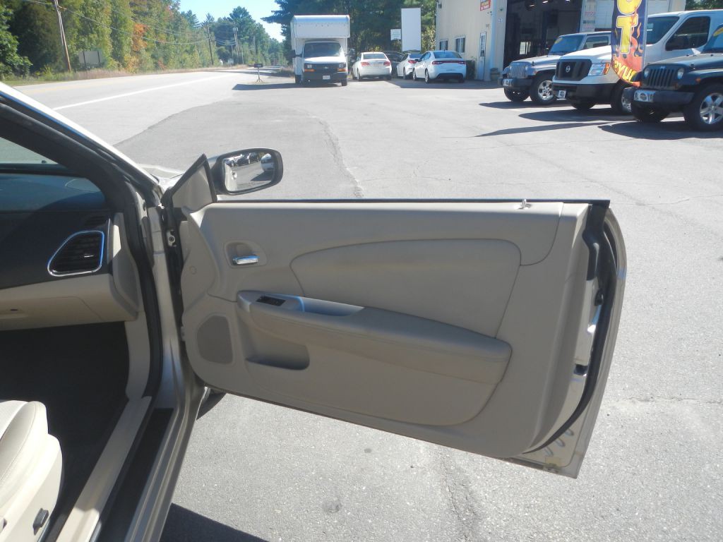 2014 Chrysler 200 Image 12