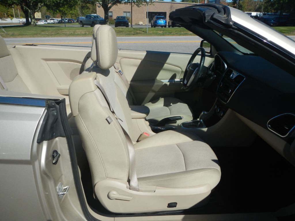 2014 Chrysler 200 Image 13