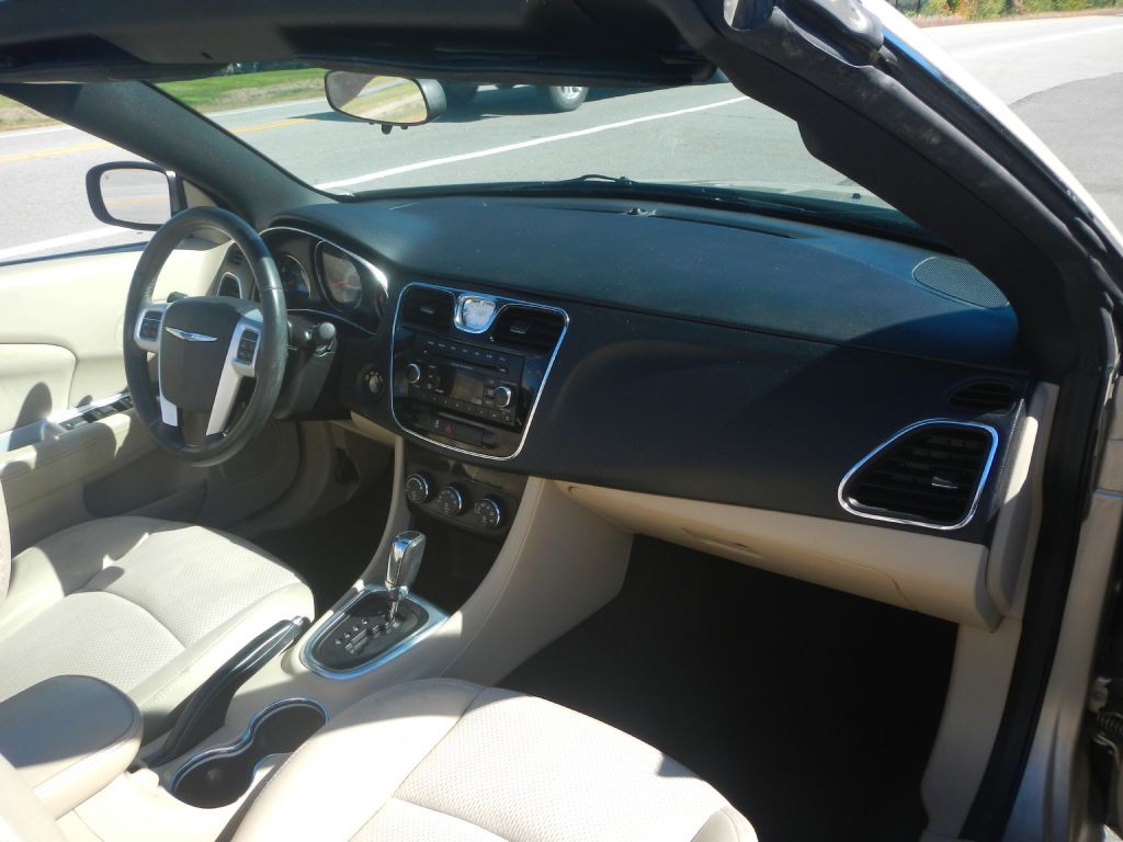 2014 Chrysler 200 Image 14
