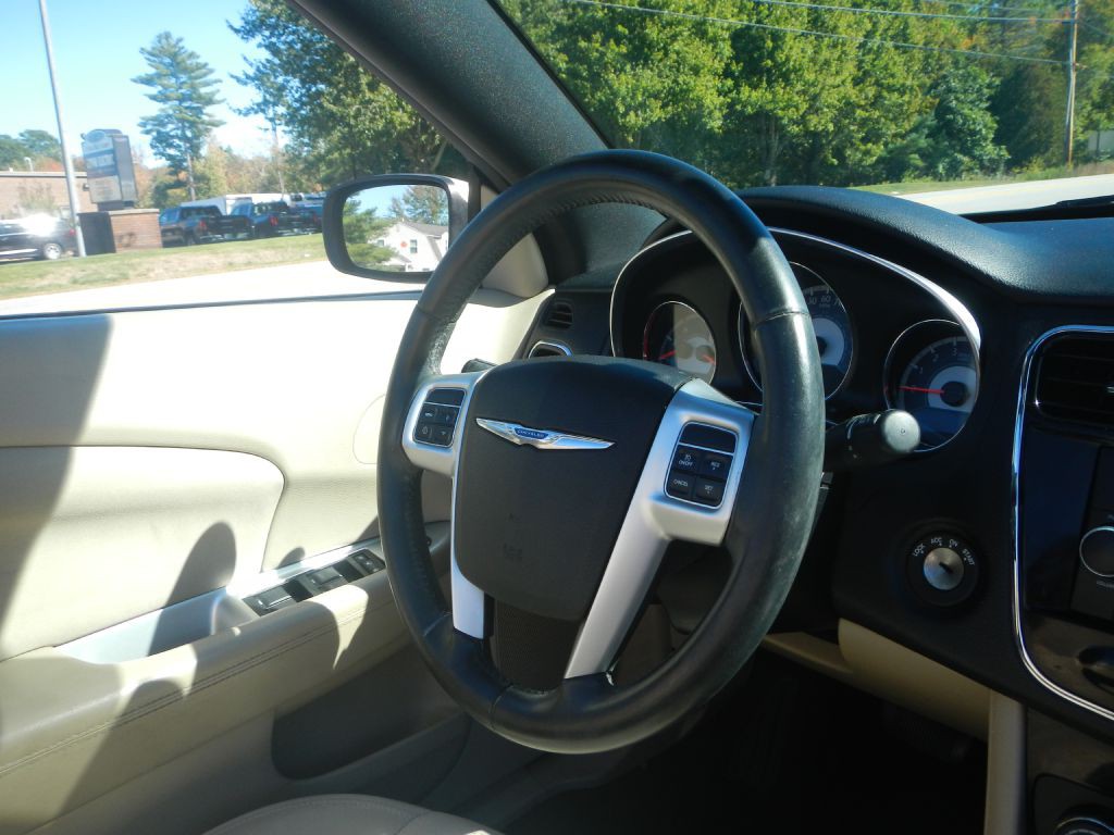 2014 Chrysler 200 Image 16