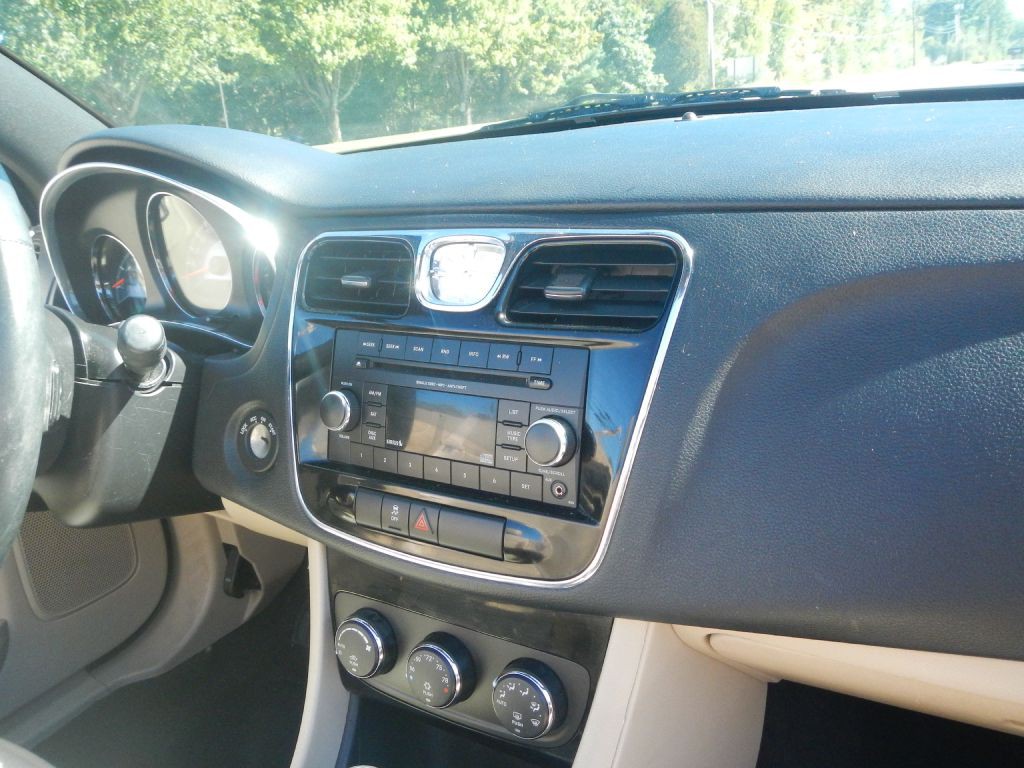 2014 Chrysler 200 Image 17