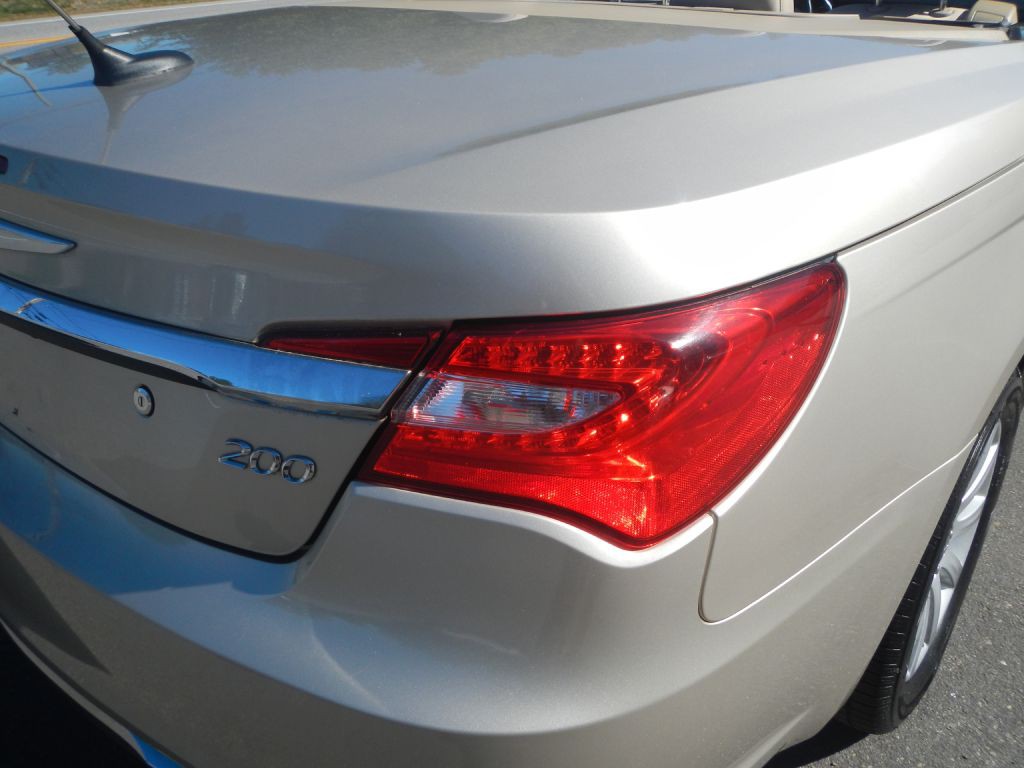 2014 Chrysler 200 Image 21