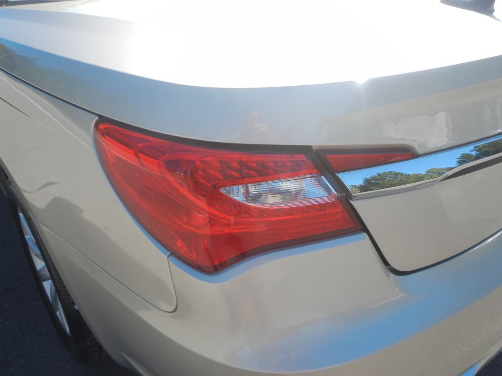 2014 Chrysler 200 Image 23