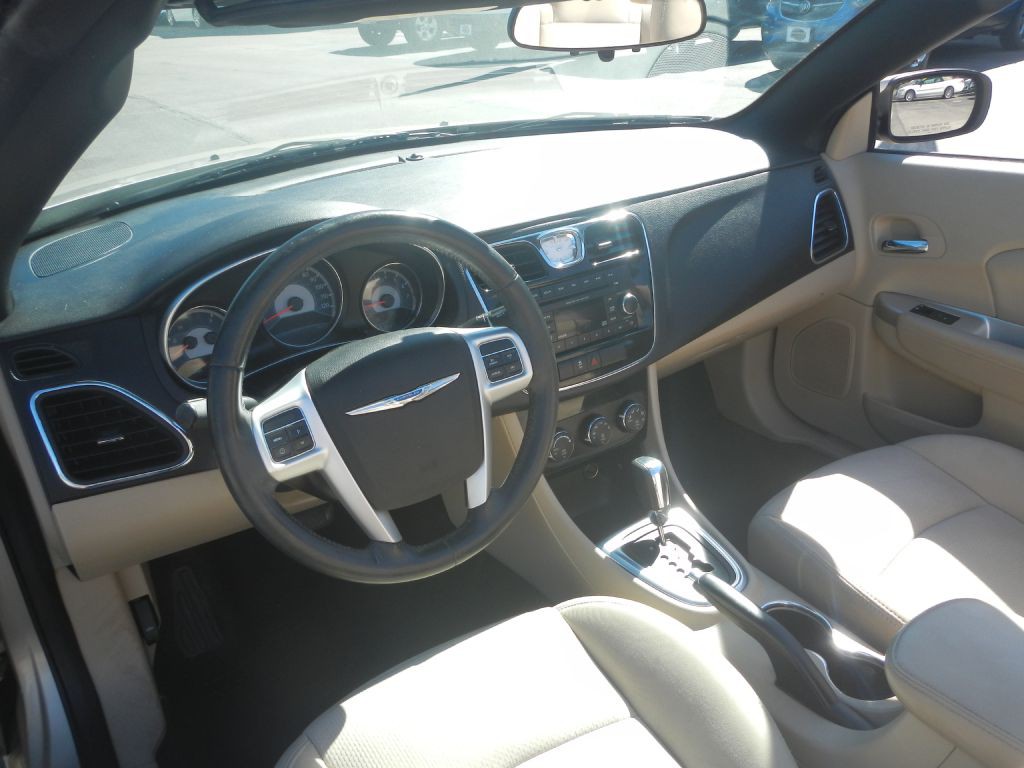 2014 Chrysler 200 Image 32