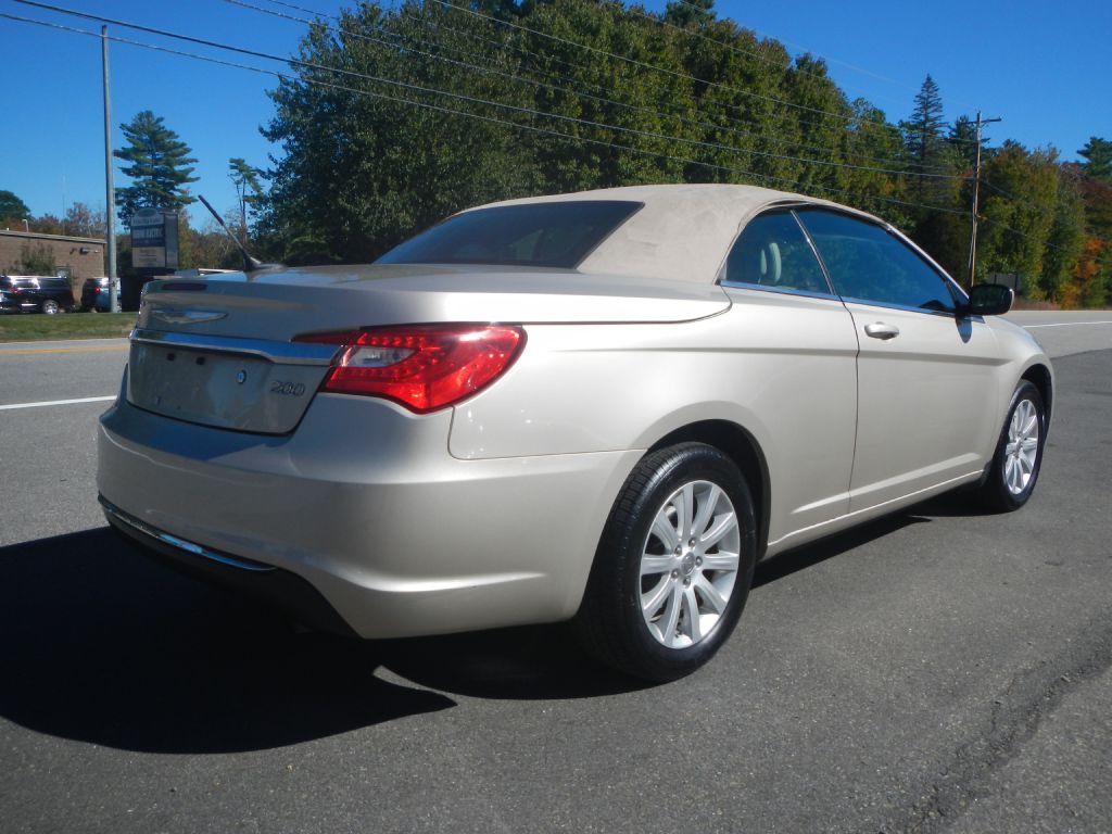 2014 Chrysler 200 Image 40