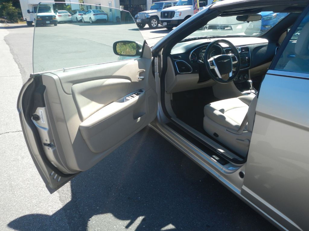 2014 Chrysler 200 Image 45