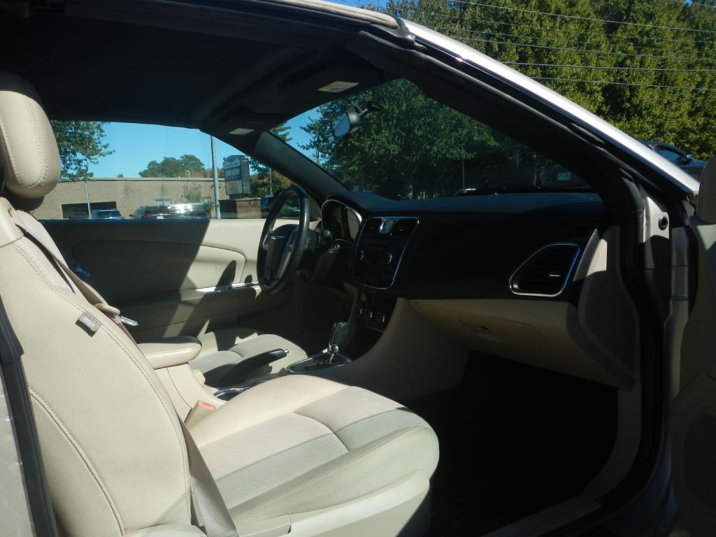 2014 Chrysler 200 Image 48