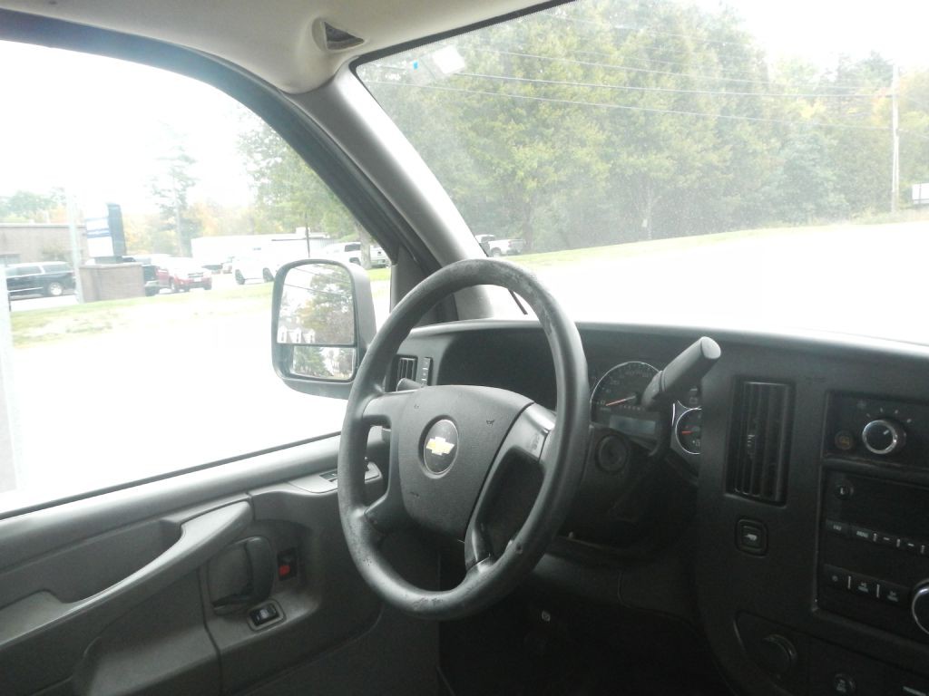 2015 Chevrolet Express Image 17
