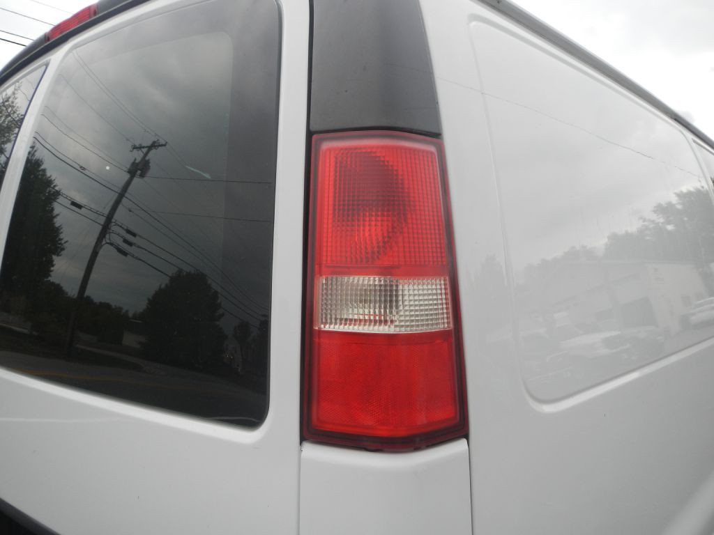 2015 Chevrolet Express Image 26