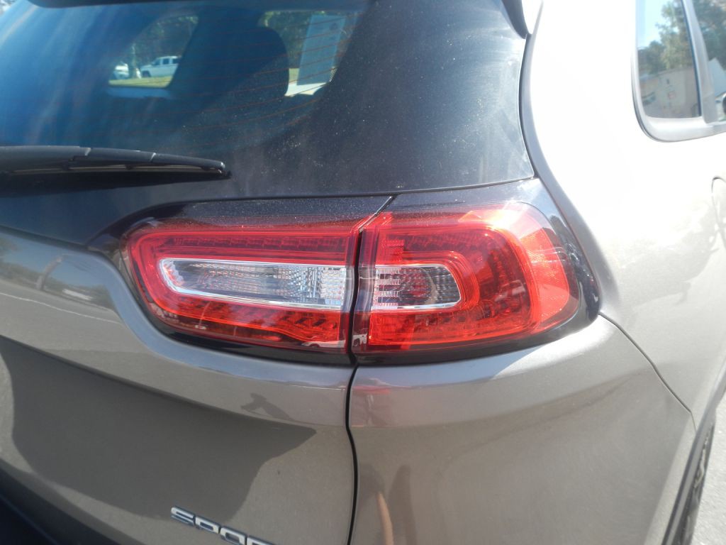 2017 Jeep Cherokee Image 31