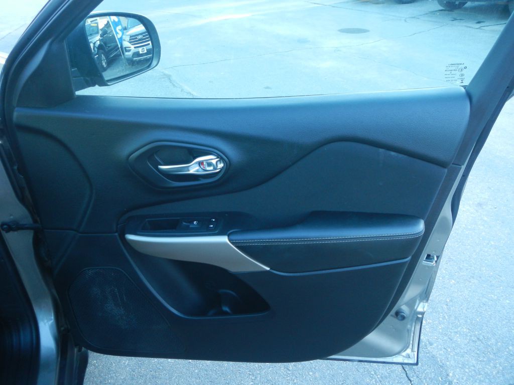 2017 Jeep Cherokee Image 17