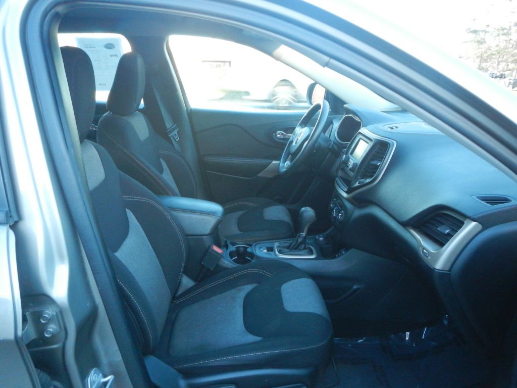 2017 Jeep Cherokee Image 18