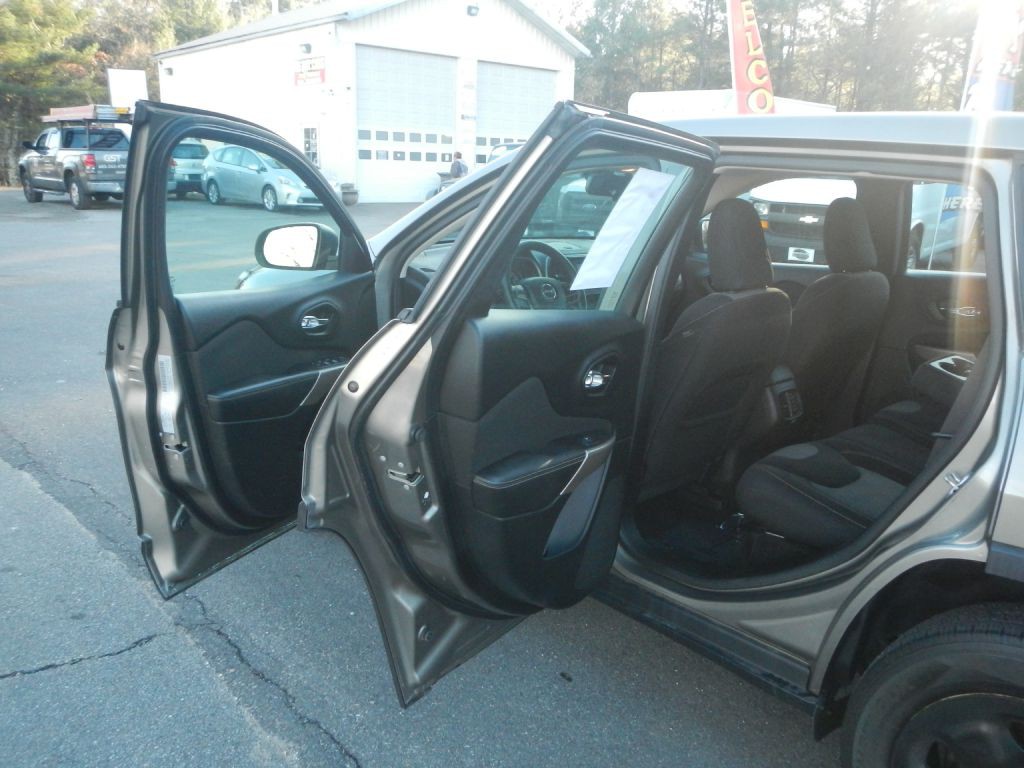 2017 Jeep Cherokee Image 37