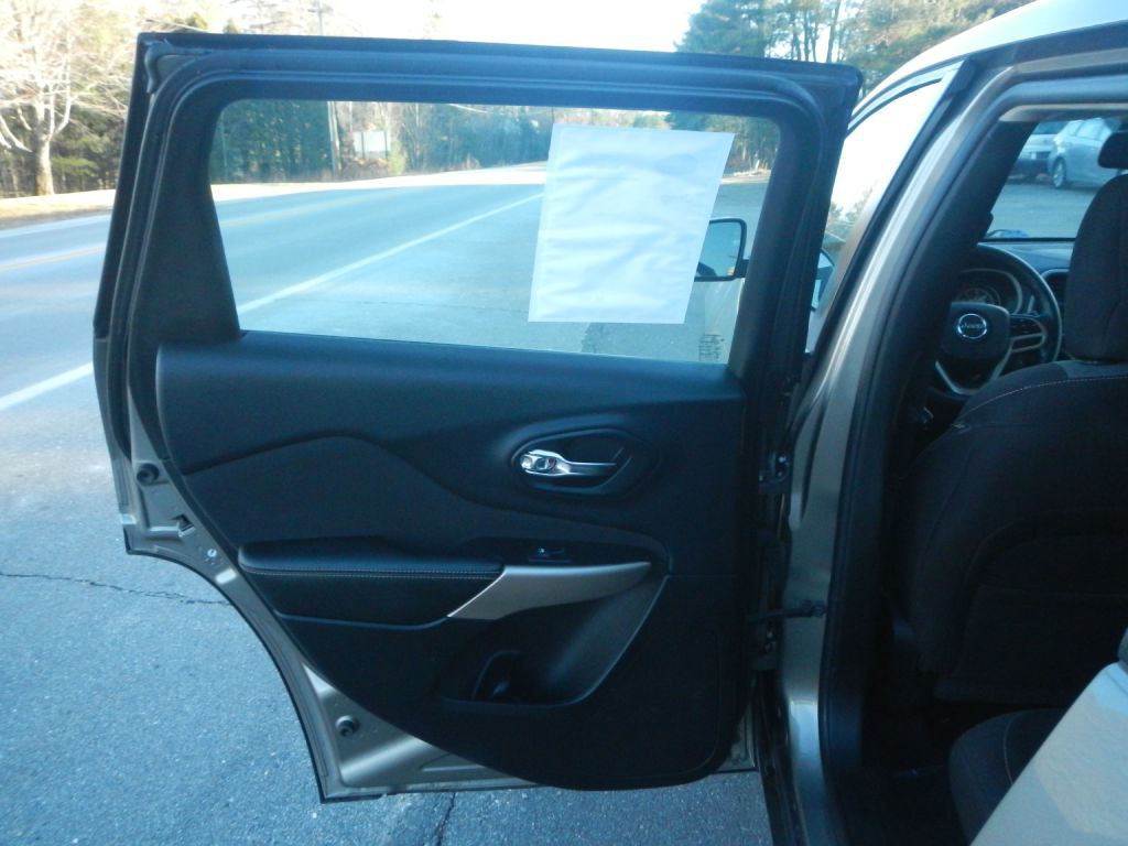 2017 Jeep Cherokee Image 38