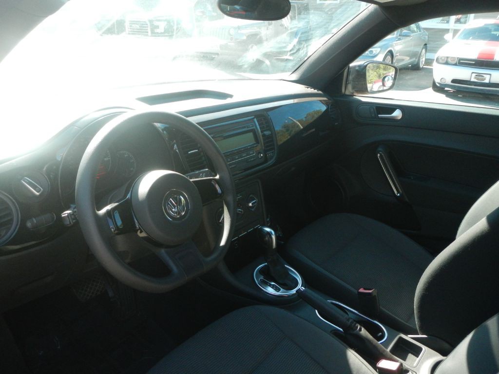 2012 Volkswagen Beetle Image 3