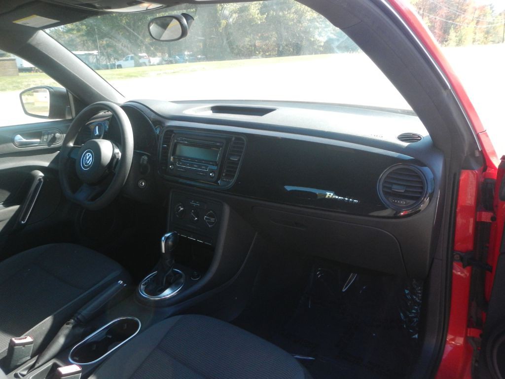 2012 Volkswagen Beetle Image 9