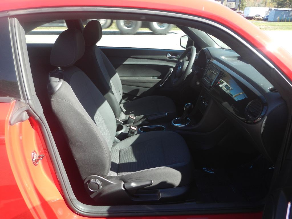 2012 Volkswagen Beetle Image 19