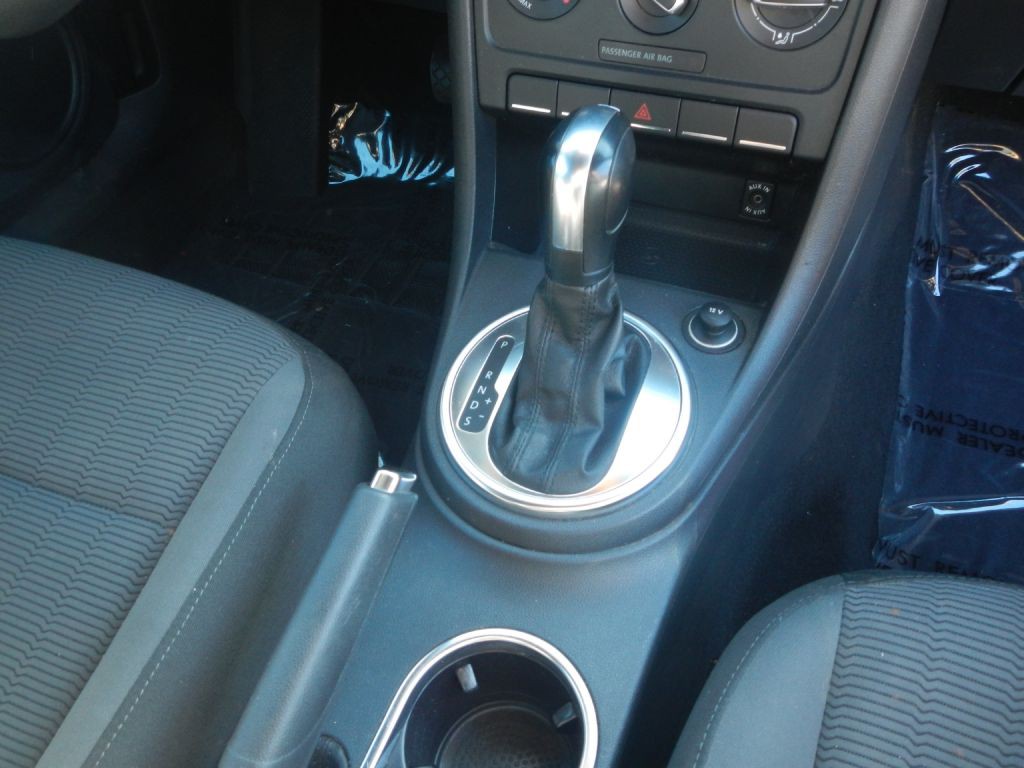 2012 Volkswagen Beetle Image 22