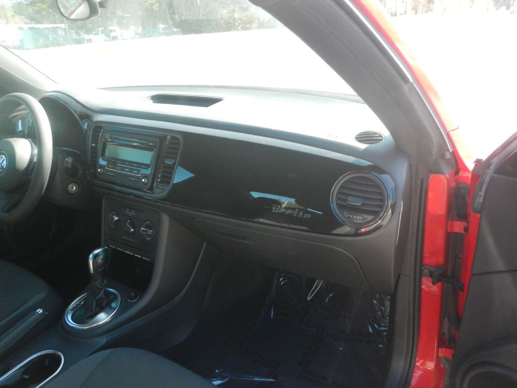 2012 Volkswagen Beetle Image 23