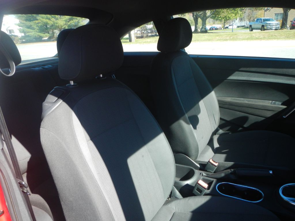 2012 Volkswagen Beetle Image 24