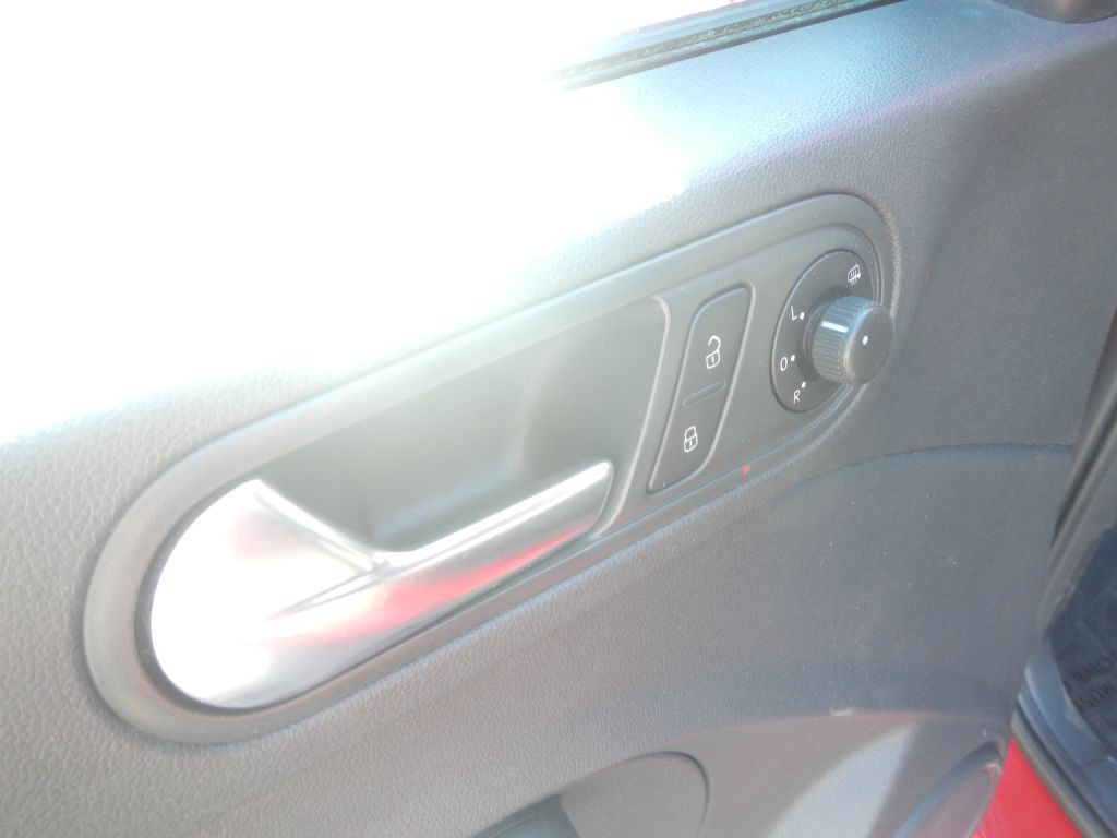 2012 Volkswagen Beetle Image 38