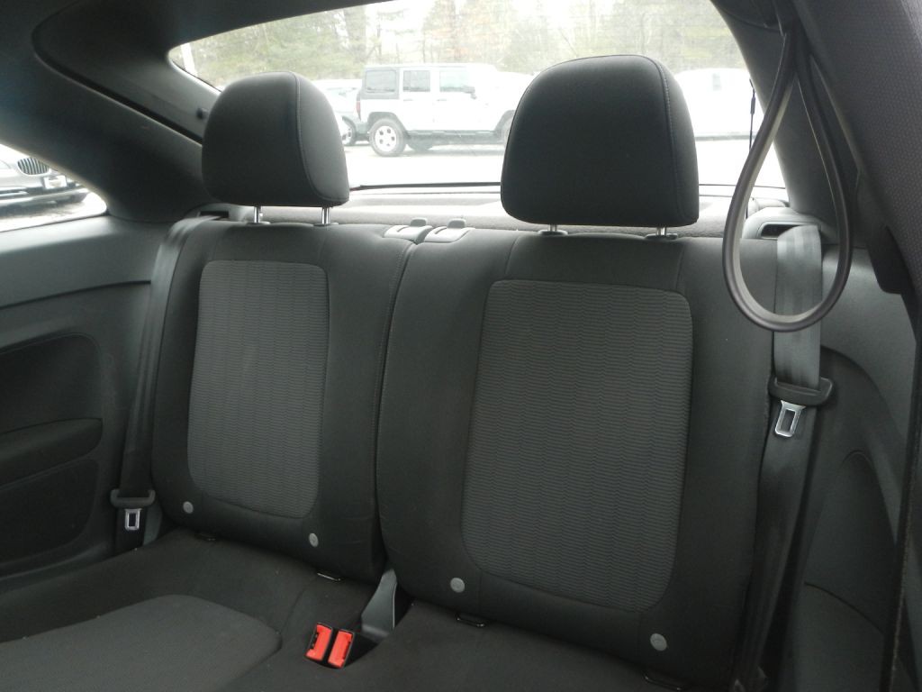 2012 Volkswagen Beetle Image 8