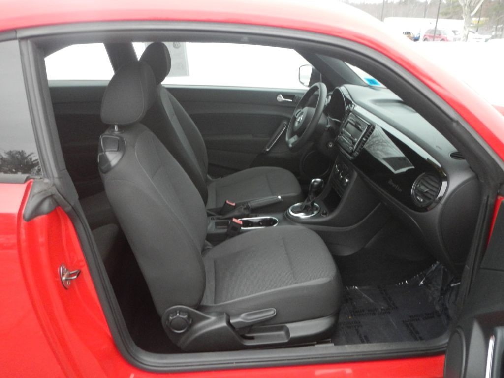 2012 Volkswagen Beetle Image 17