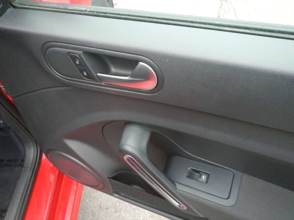 2012 Volkswagen Beetle Image 19