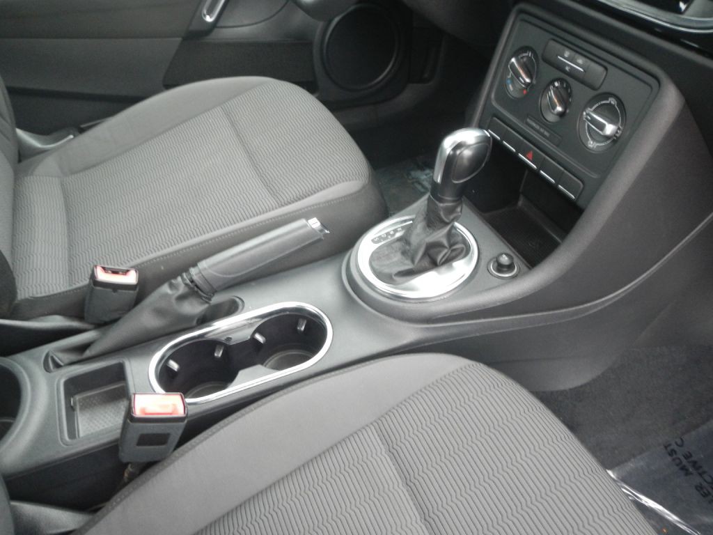 2012 Volkswagen Beetle Image 23