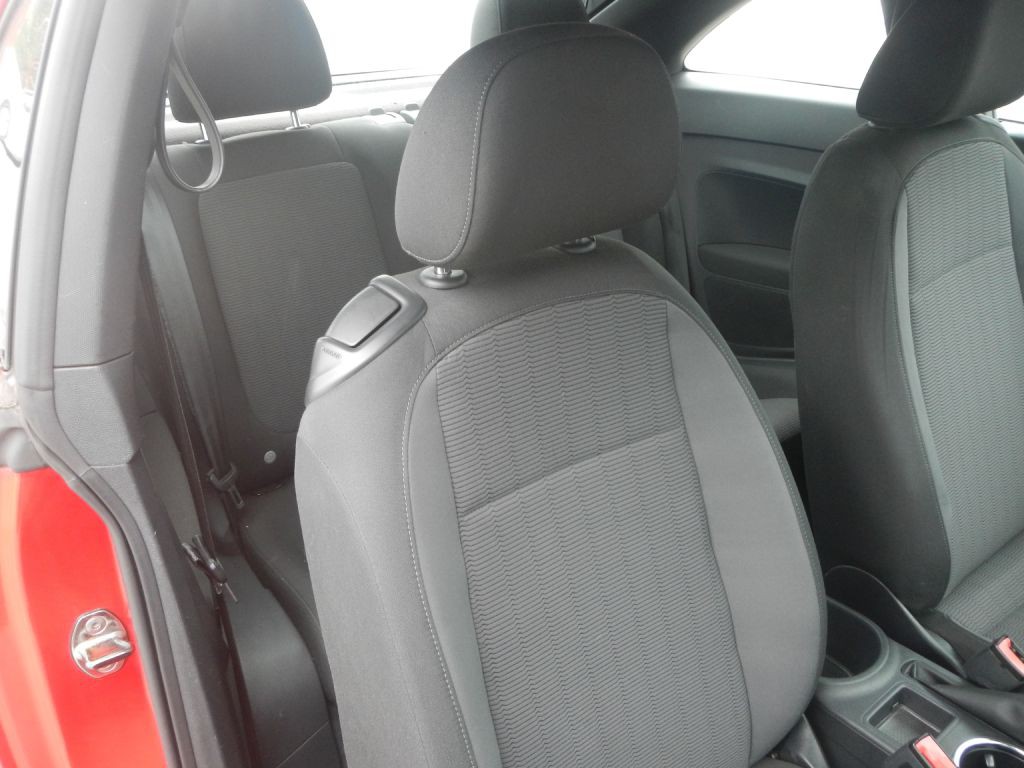2012 Volkswagen Beetle Image 24