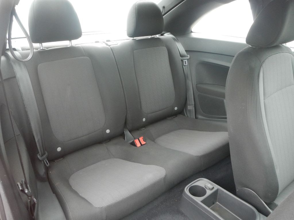 2012 Volkswagen Beetle Image 25