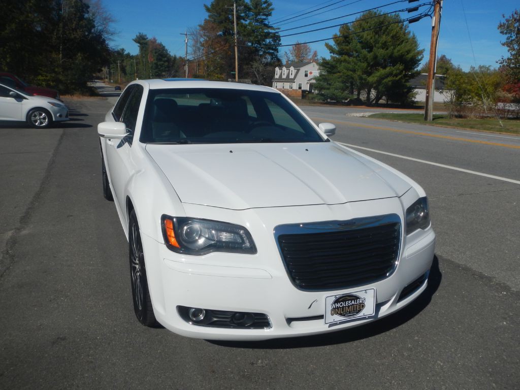 2012 Chrysler 300 Image 2