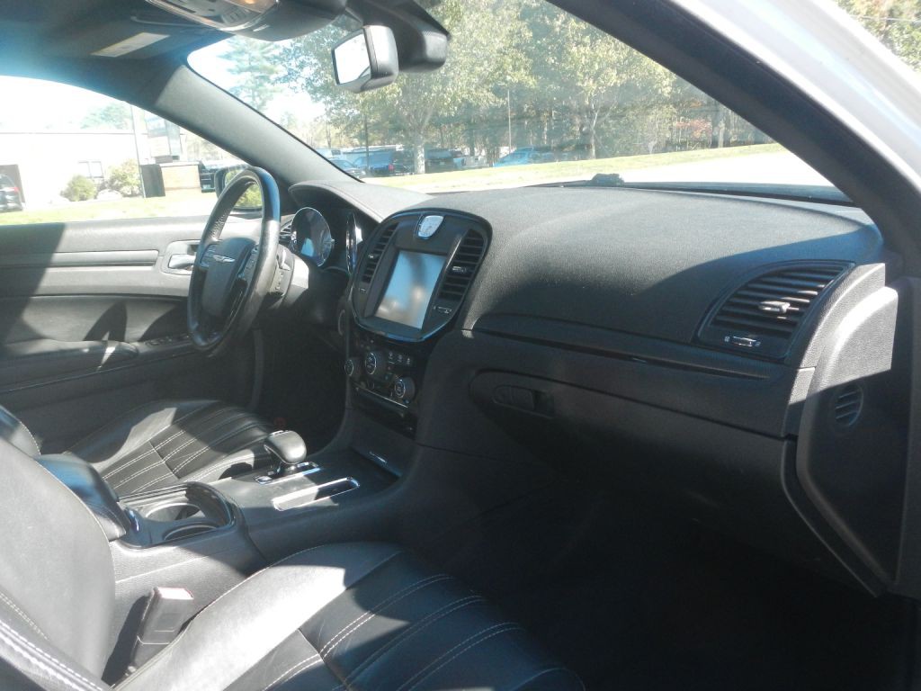 2012 Chrysler 300 Image 3