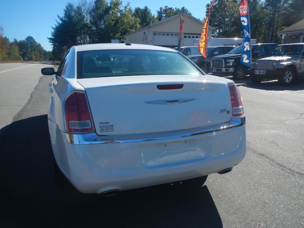 2012 Chrysler 300 Image 7