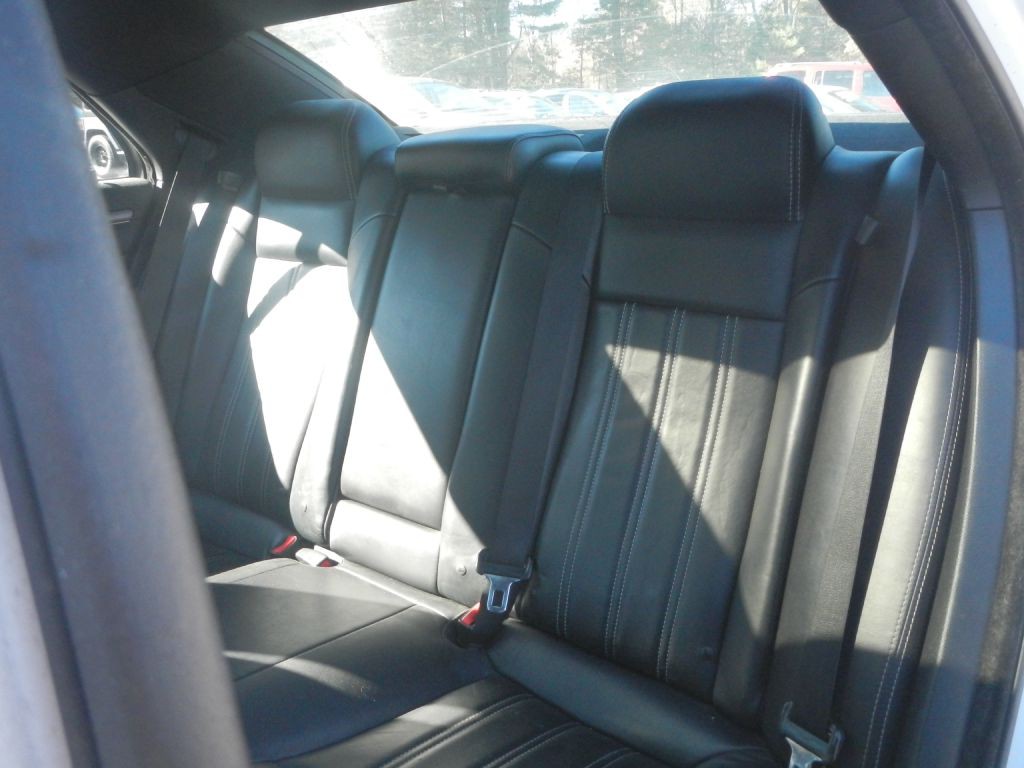 2012 Chrysler 300 Image 8