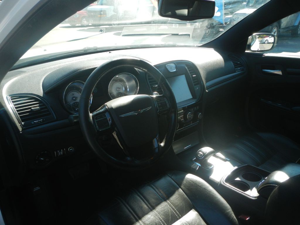 2012 Chrysler 300 Image 9