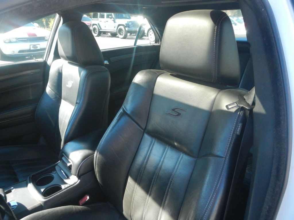 2012 Chrysler 300 Image 10