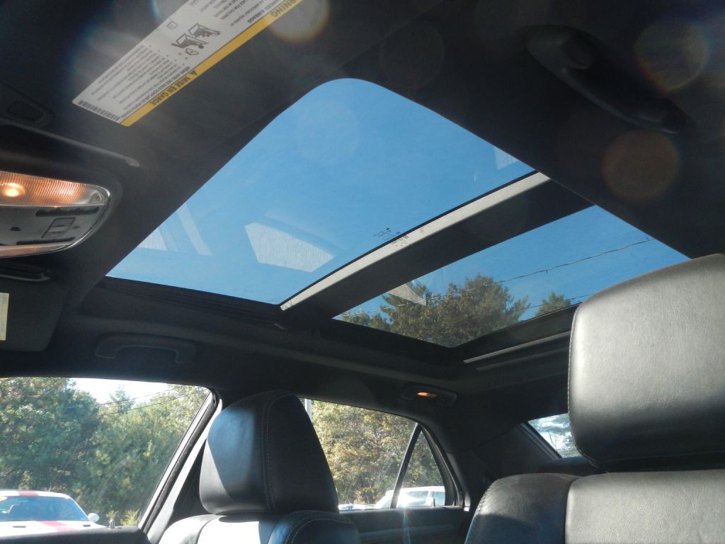 2012 Chrysler 300 Image 11