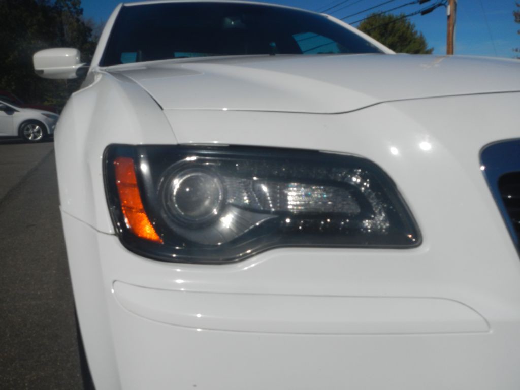 2012 Chrysler 300 Image 13