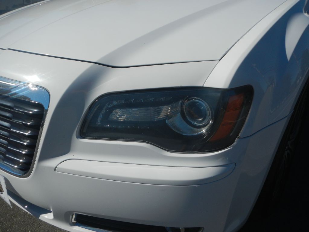 2012 Chrysler 300 Image 14