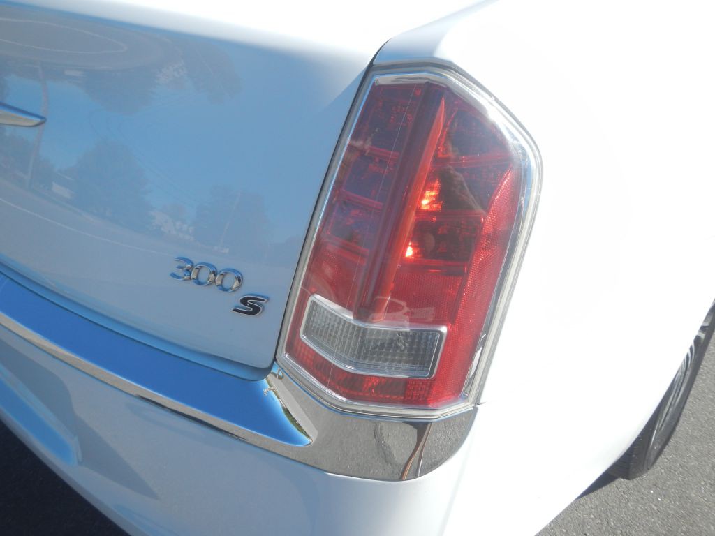 2012 Chrysler 300 Image 16