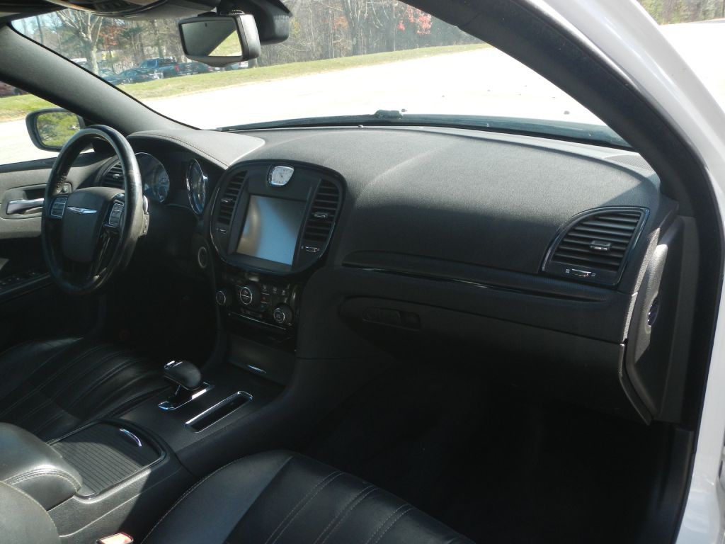 2012 Chrysler 300 Image 3