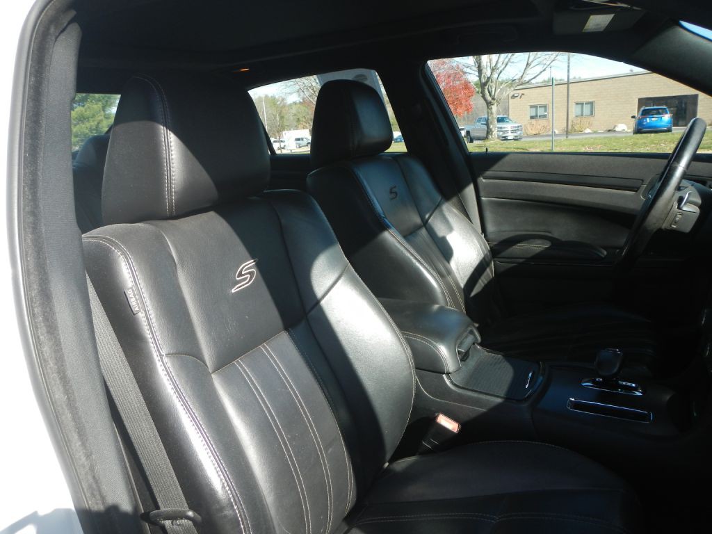 2012 Chrysler 300 Image 4