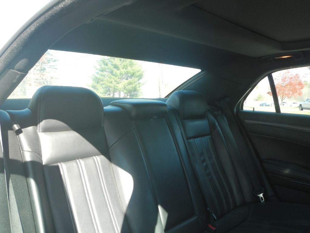 2012 Chrysler 300 Image 5