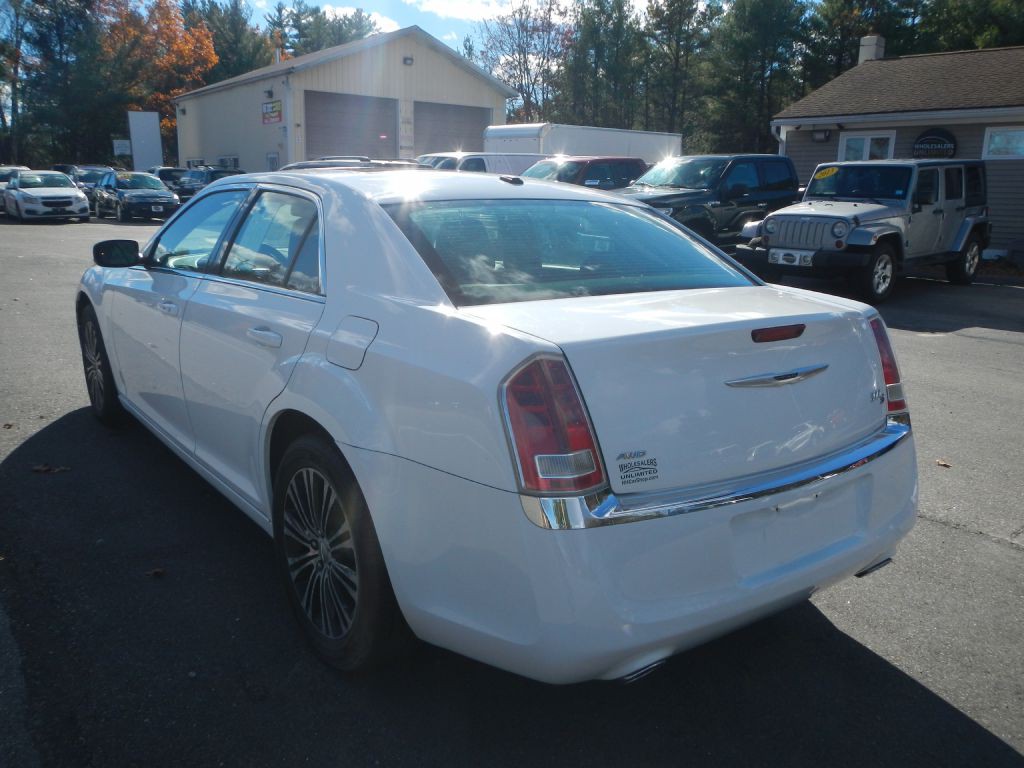 2012 Chrysler 300 Image 7