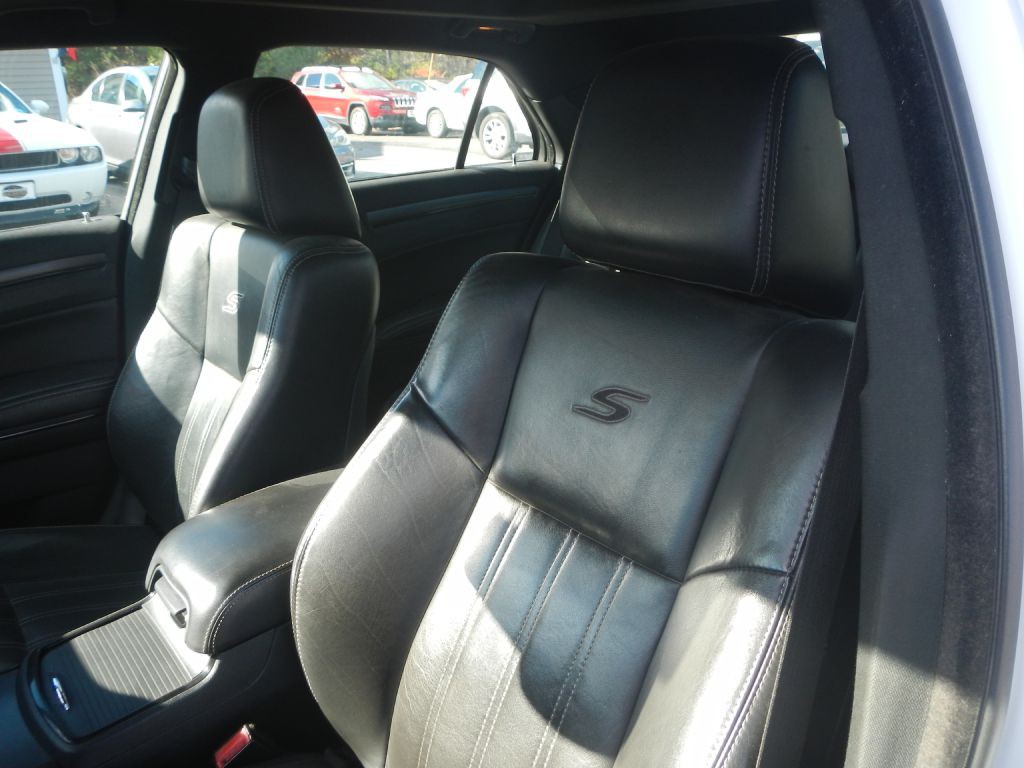 2012 Chrysler 300 Image 9