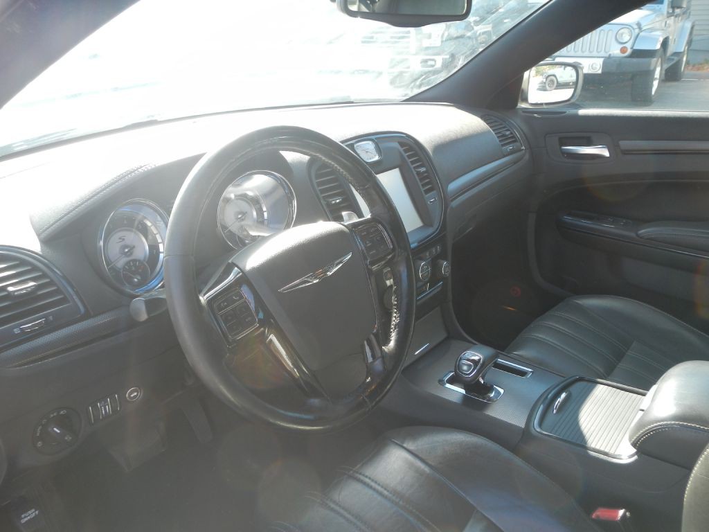 2012 Chrysler 300 Image 10