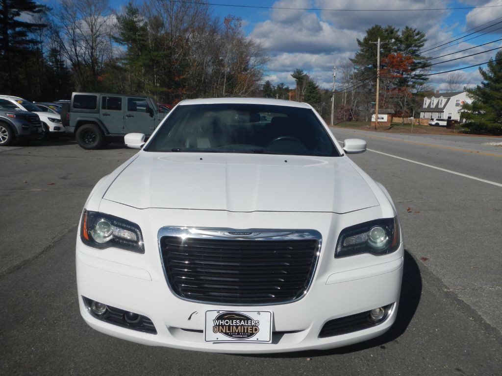 2012 Chrysler 300 Image 11