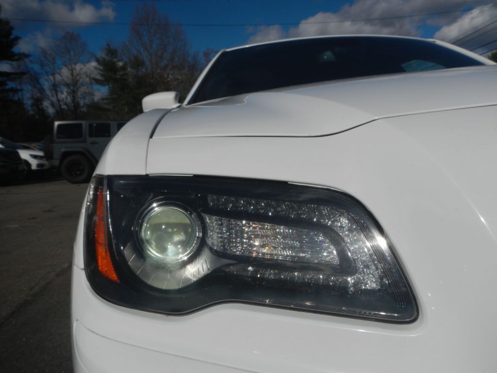 2012 Chrysler 300 Image 12