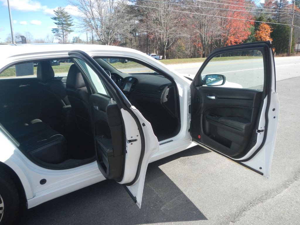 2012 Chrysler 300 Image 17